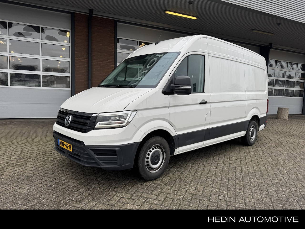 Volkswagen Crafter - 2.0 TDI 35 L3/H3 Automaat Highline | Trekhaak | LED | Airco | Camera | Parkeersensoren - AutoWereld.nl