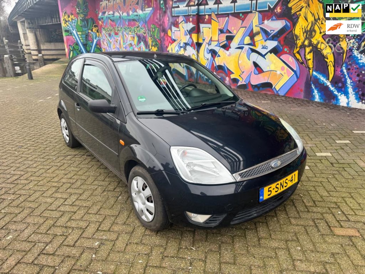 Ford Fiesta - 1.6-16V Ghia zeer nette auto voorzien van vol zwart leder interieur airco elektrische rame - AutoWereld.nl