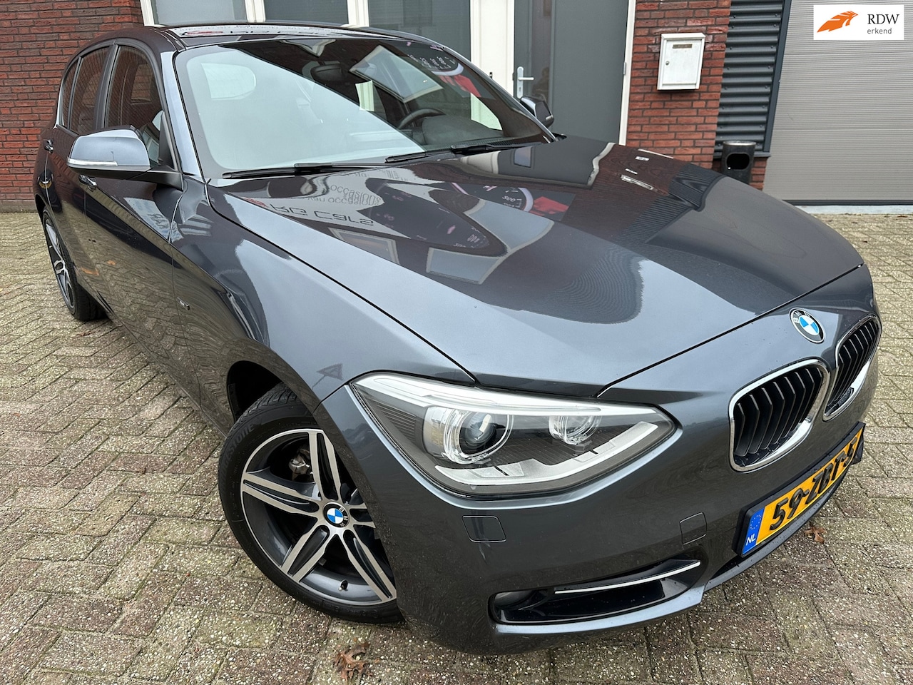 BMW 1-serie - 114i Business+ / Leder / Navi / PDC / LED / Clima - AutoWereld.nl