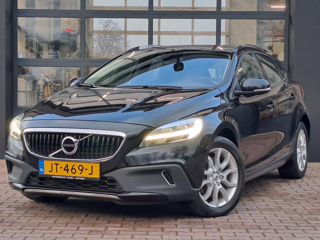 Volvo V40 Cross Country - 2.0 T3 Momentum | LED | Airco | Cruise | Trekhaak | PDC | Stoelverwarming | Standkachel | - AutoWereld.nl