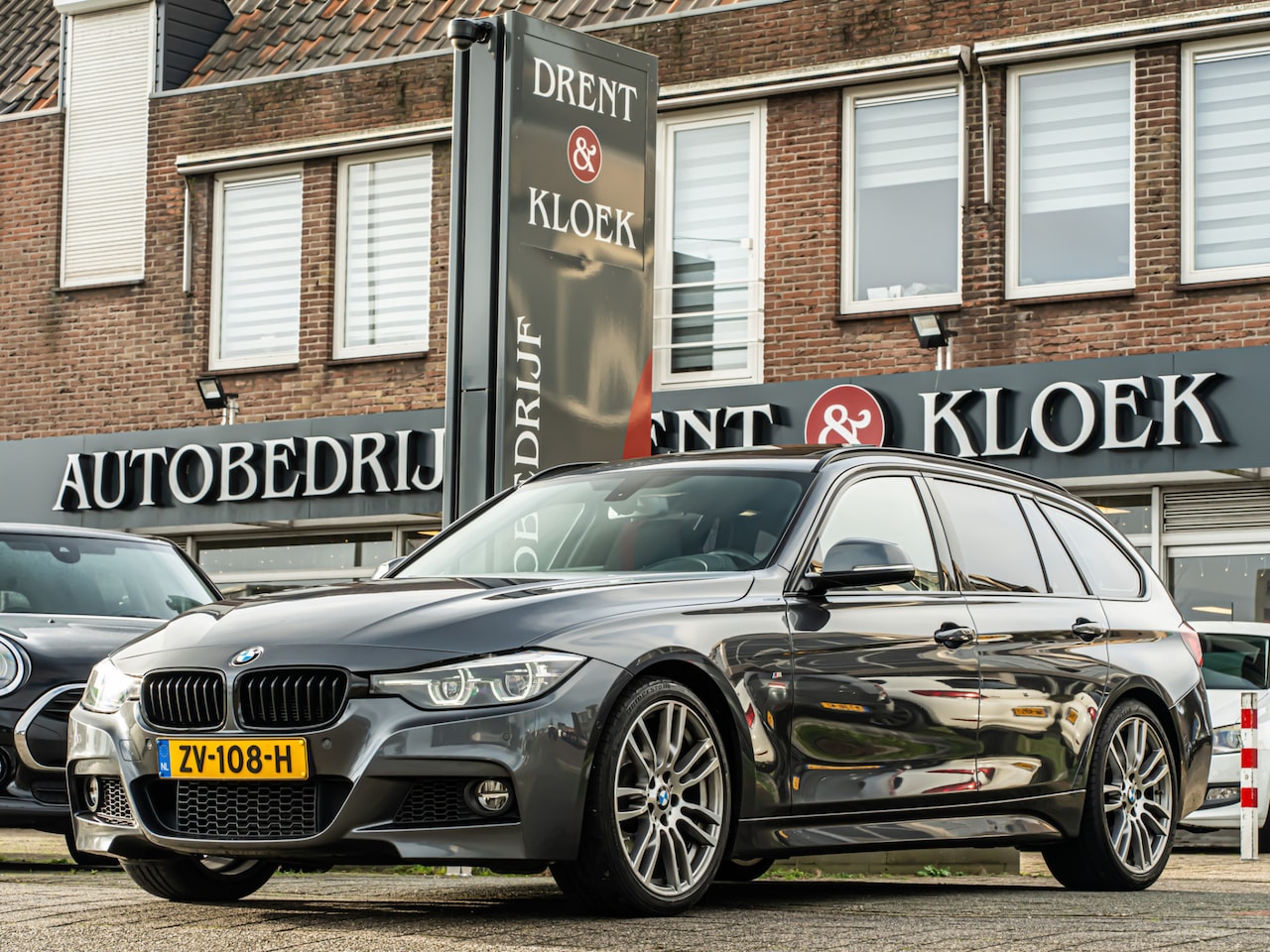 BMW 3-serie Touring - 318i M Sport ORG NL PANO CAMERA 19 INCH SHADOW LINE - AutoWereld.nl