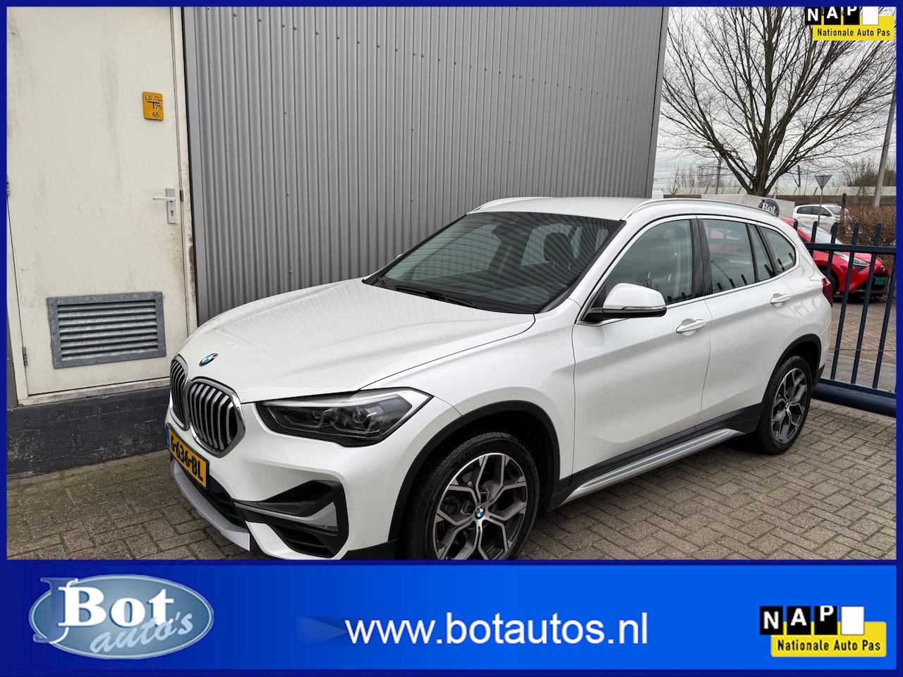 BMW X1 - SDrive18i Executive Edition AUTOMAAT / ECC / CRUISE / LEDER / NAVI / SENSOREN / LMV / TREK - AutoWereld.nl