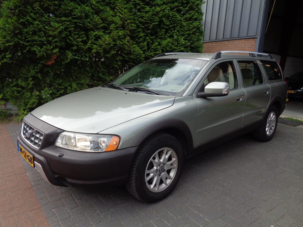 Volvo XC70 - 2.4 D5 Momentum 2.4 D5 Momentum,Navi,Leder,PDC,Cruise control - AutoWereld.nl