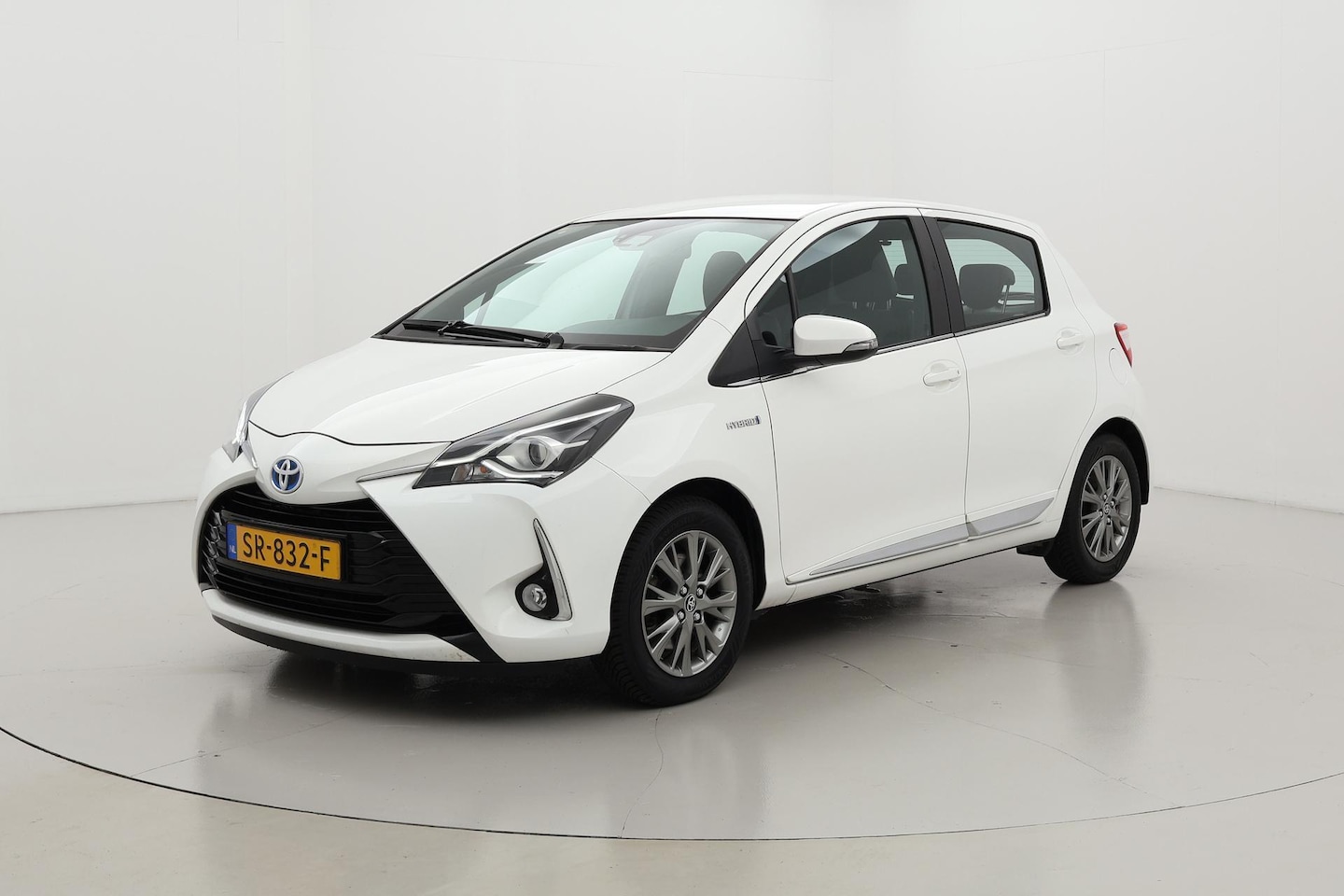 Toyota Yaris - 1.5 Hybrid Executive Navigatie Automaat - AutoWereld.nl