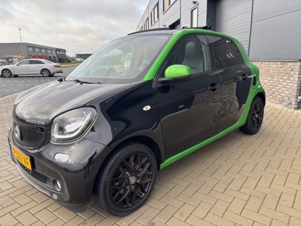 Smart Forfour - electric drive pure 18 kWh ELEKTRISCH VOUWDAK / LEER ! - AutoWereld.nl