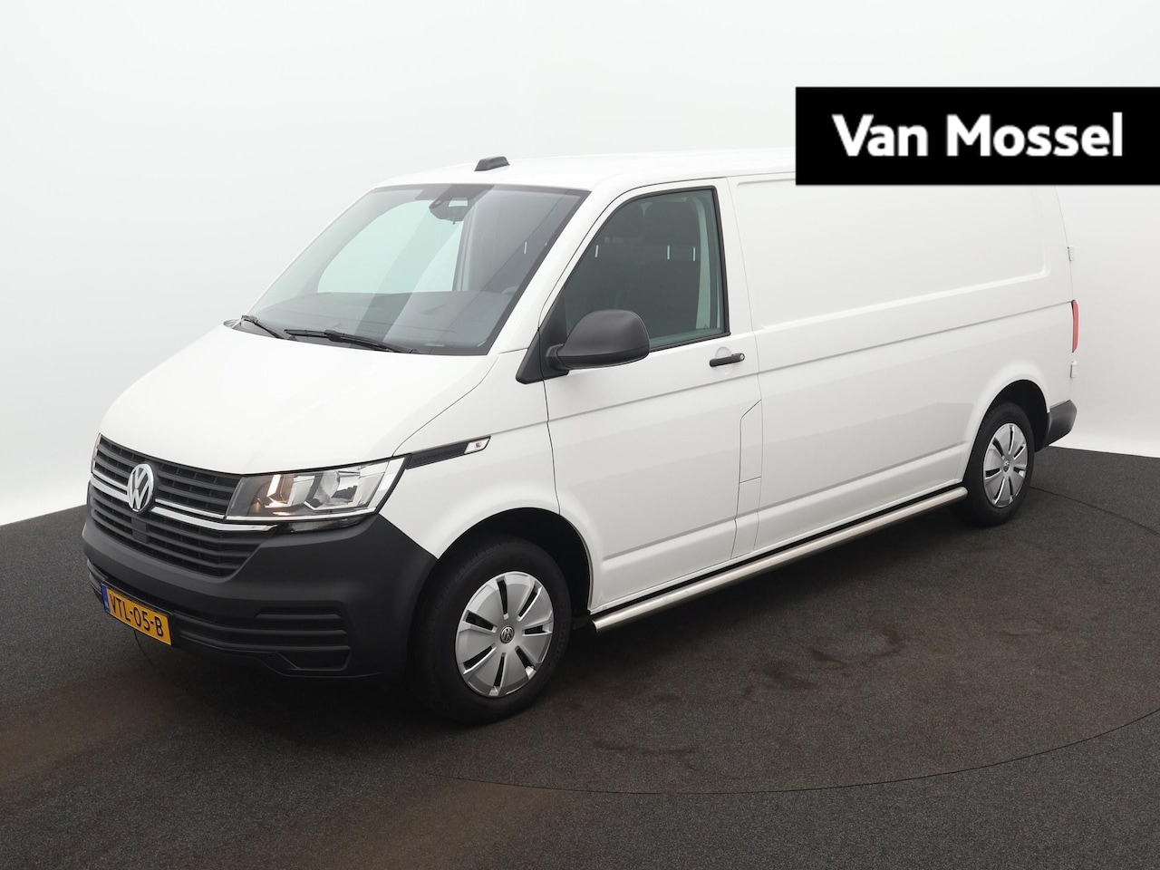 Volkswagen Transporter - 2.0 TDI 110 pk L2H1 Economy Business | Airco | Cruise control | Parkeerhulp achter | Trekh - AutoWereld.nl