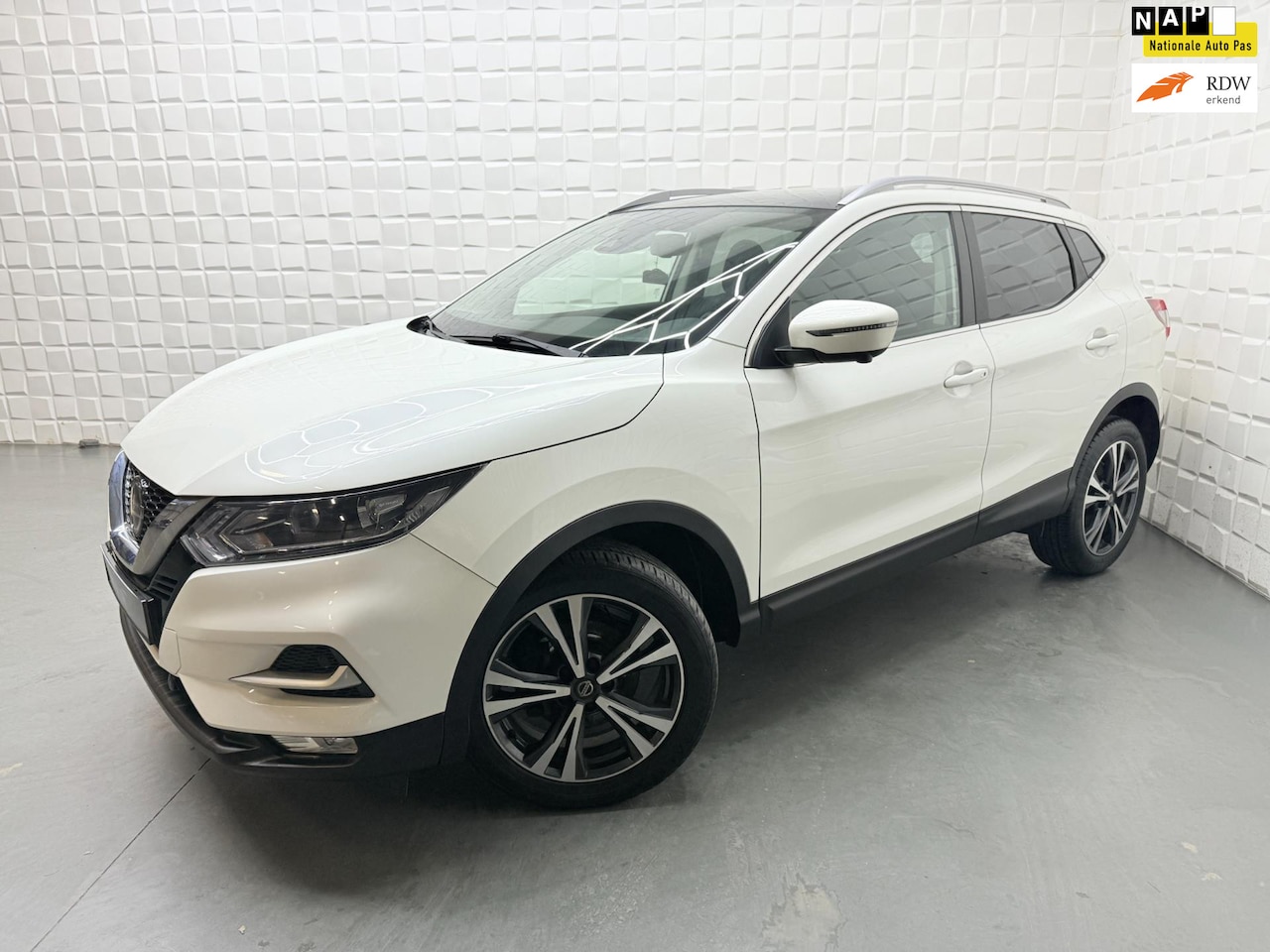 Nissan Qashqai - 1.3 DIG-T N-Connecta AUTOMAAT PANORAMDAK - AutoWereld.nl