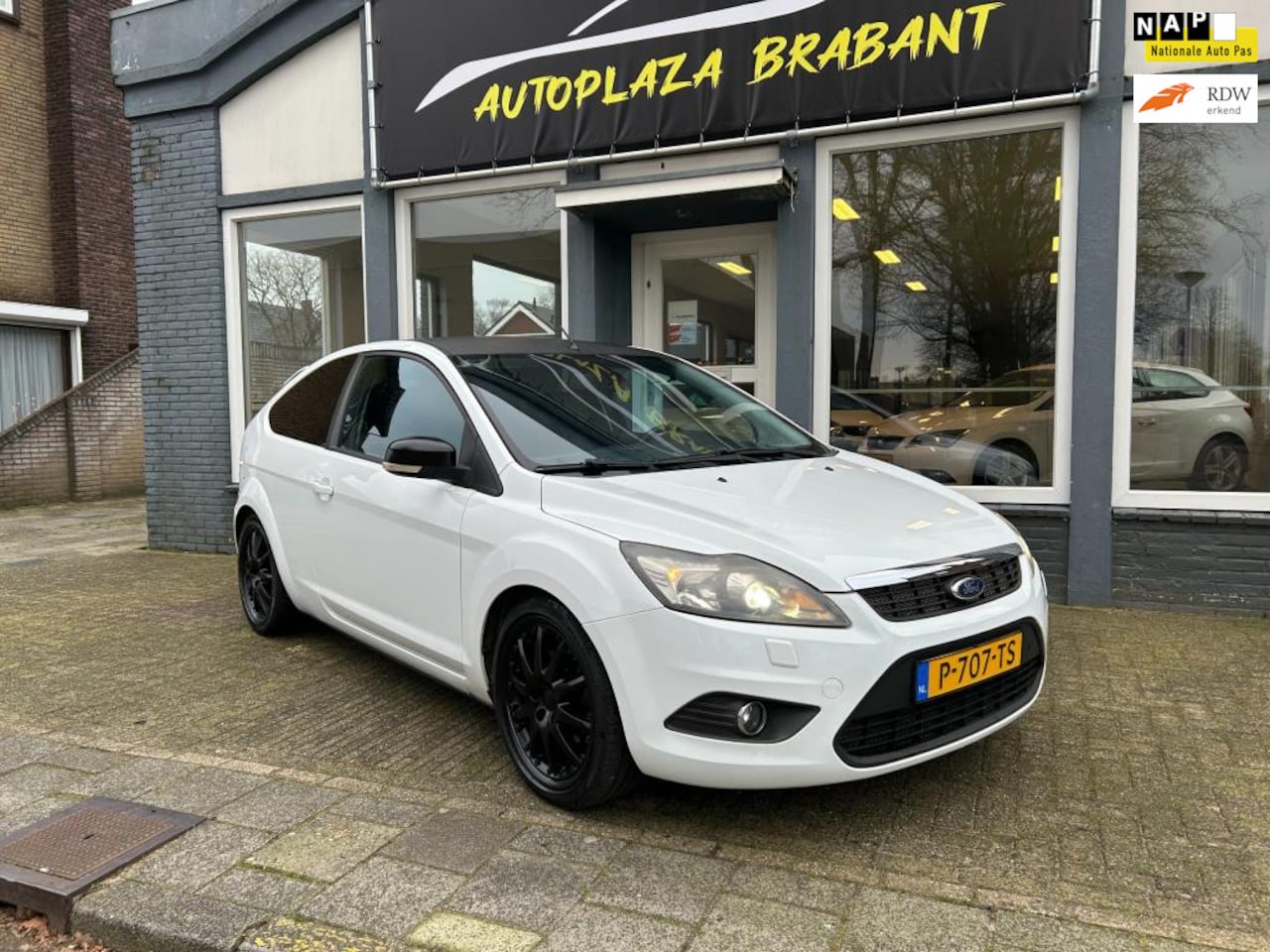 Ford Focus - 1.8 Titanium / LEDER / CLIMAT / XENON / PDC - AutoWereld.nl