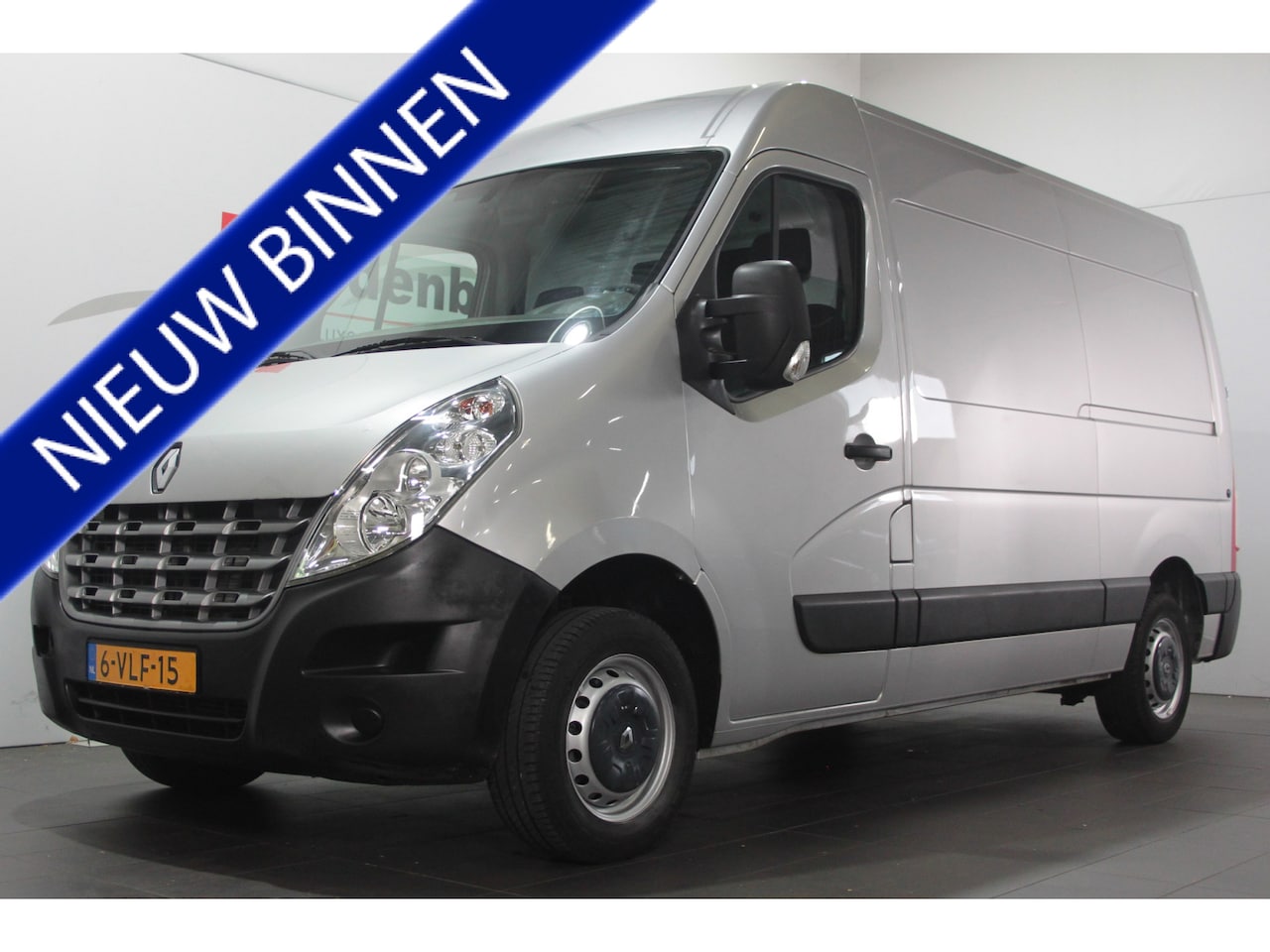 Renault Master - T33 2.3 dCi L2H2 - 3 pers. - Airco / Navi / Trekhaak - AutoWereld.nl