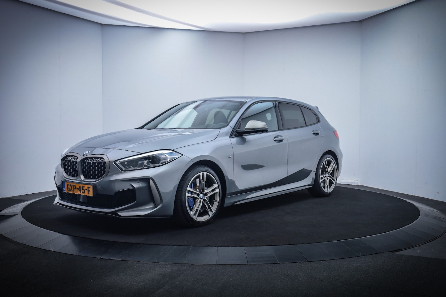 BMW 1-serie - M135i xDr. HIGH EXECUTIVE 1e Eig.HARMAN KARDON/CAMERA/HEAD UP/KEYLESS/STOEL.VW - AutoWereld.nl