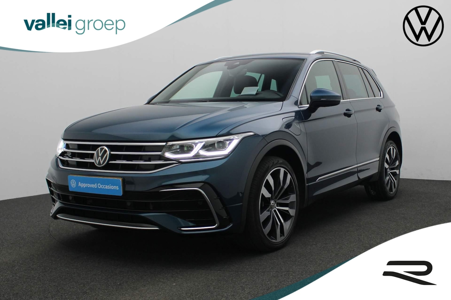 Volkswagen Tiguan - 1.4 TSI 245PK DSG eHybrid R-Line Business+ | Trekhaak | Navi Discover Pro | Adaptief onder - AutoWereld.nl