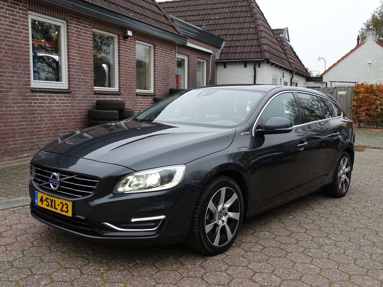 Volvo V60 - 2.4 D6 AWD Plug-In Hybrid Summum 2.4 D6 AWD Plug-In Hybrid Summum | 215pk - AutoWereld.nl