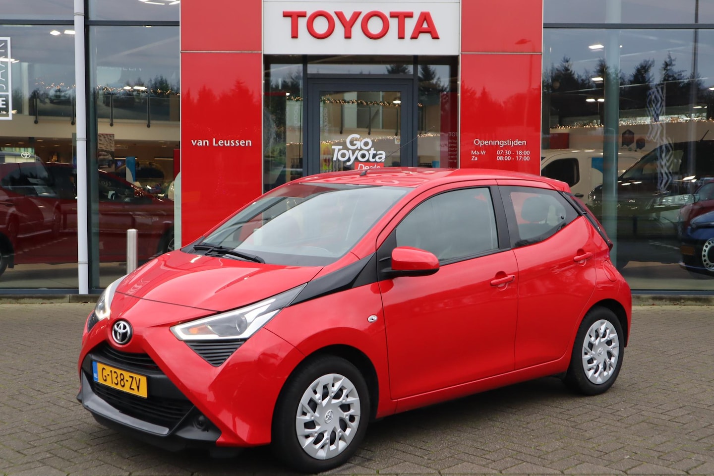 Toyota Aygo X - X-PLAY 5-DEURS AIRCO CAMERA LED BLUETOOTH AUDIO-STUURWIELBEDIENING NL-AUTO TREKHAAK - AutoWereld.nl