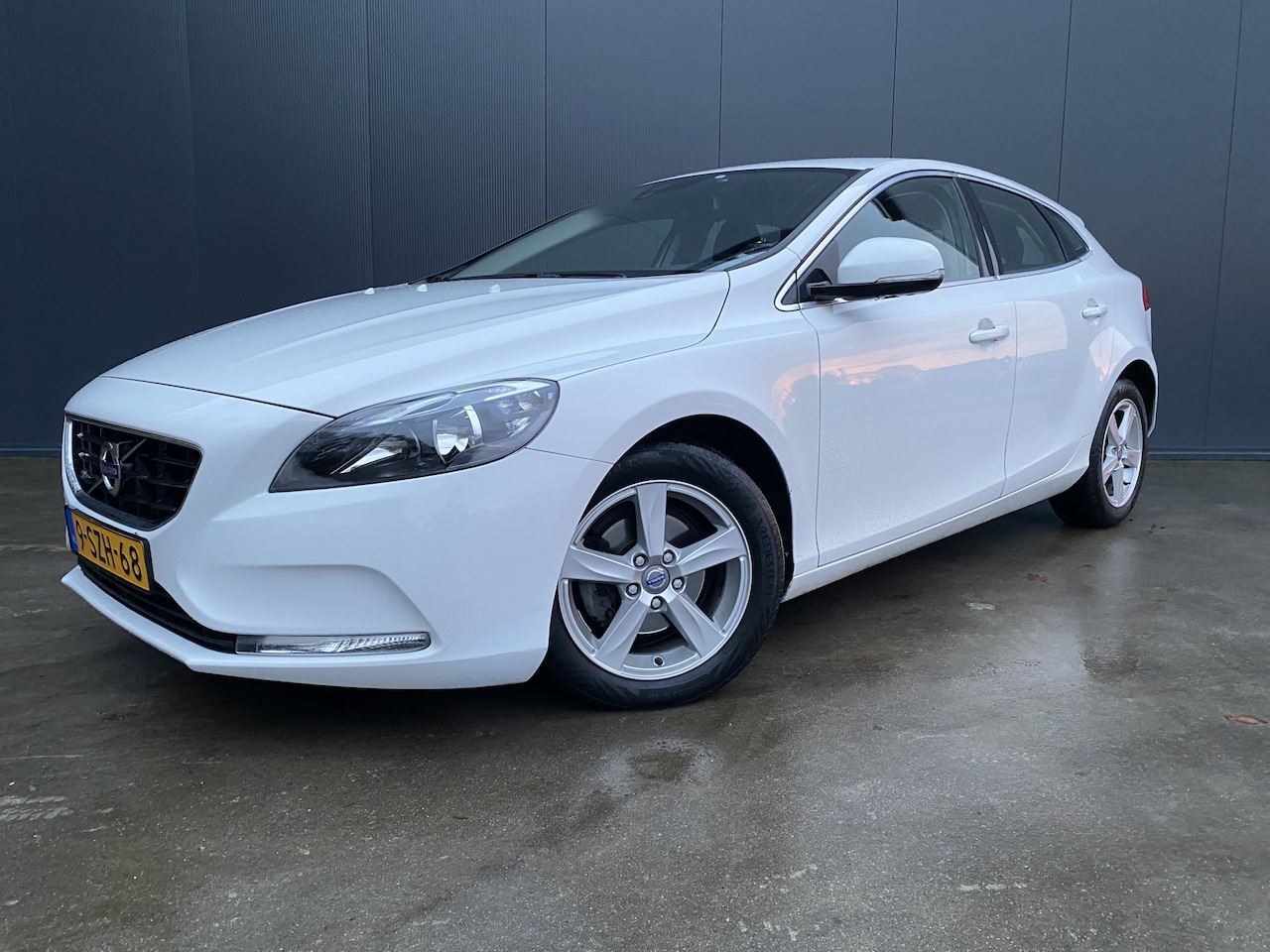 Volvo V40 - 1.6 D2 Momentum HALF LEER NAVI CRUISE ECC - AutoWereld.nl