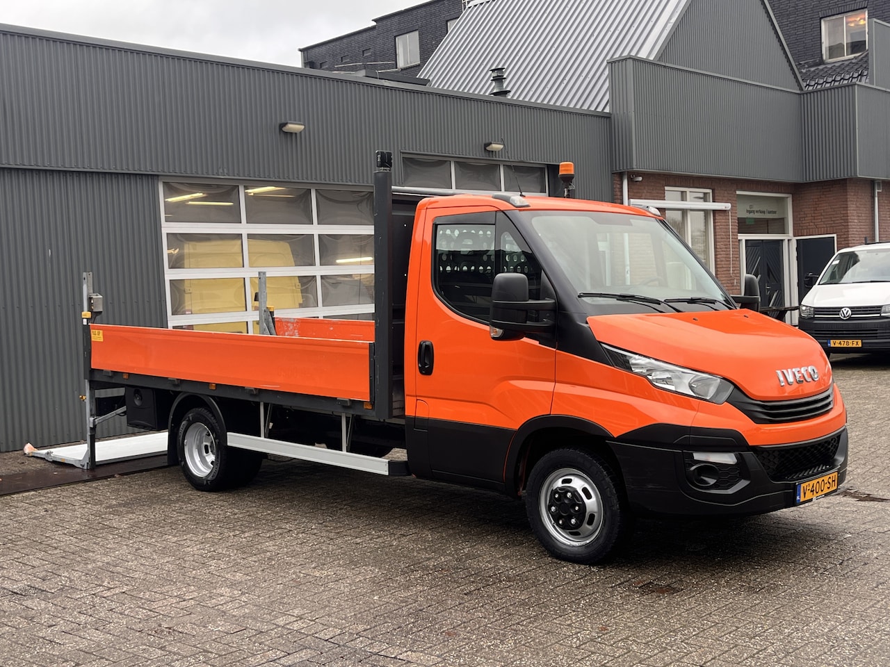 Iveco Daily - 35C14 2.3 375 Trekhaak 3500kg Laadklep 500kg Navigatie Open laadbak Pick-up Euro 6 Bpm vri - AutoWereld.nl