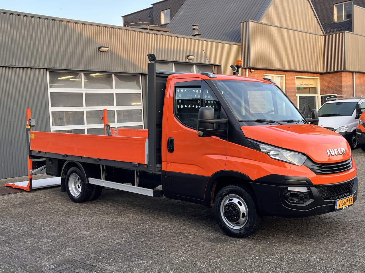 Iveco Daily - 35C14 2.3 375 Trekhaak 3500kg Laadklep 500kg Navigatie Open laadbak Pick-up Euro 6 Bpm vri - AutoWereld.nl