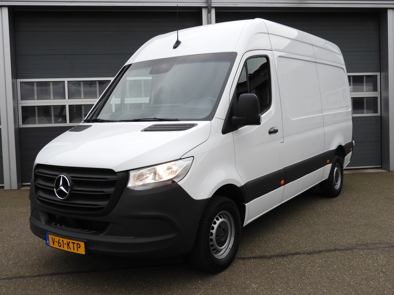 Mercedes-Benz Sprinter - 317 L2H2 RWD AUT | AIRCO | MBUX | CAMERA | 2.8t.TREKHAAK - AutoWereld.nl