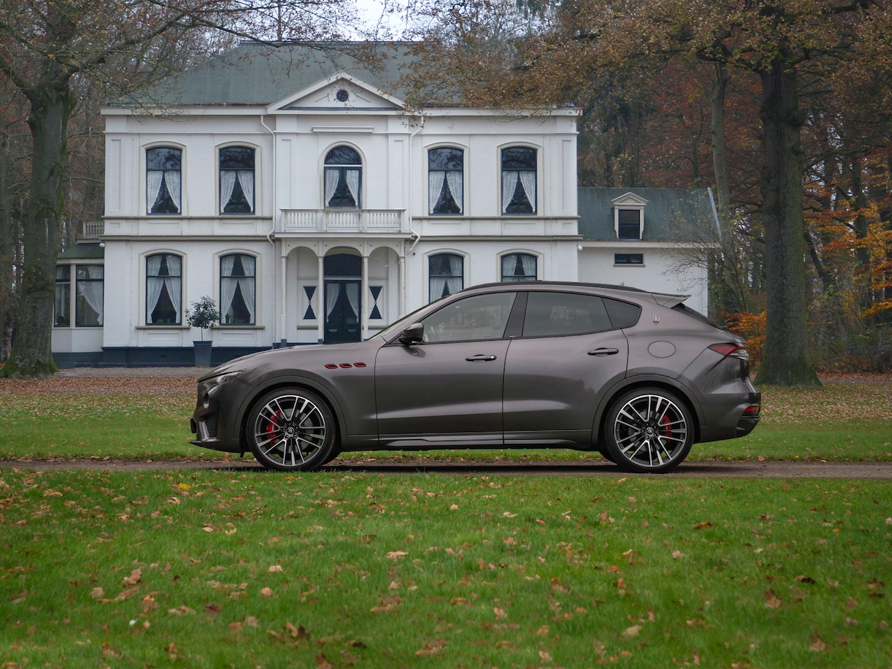 Maserati Levante - 3.8 V8 Trofeo 580pk | 1e eig | Bowers&Wilkins | NL-auto | 22 inch - AutoWereld.nl