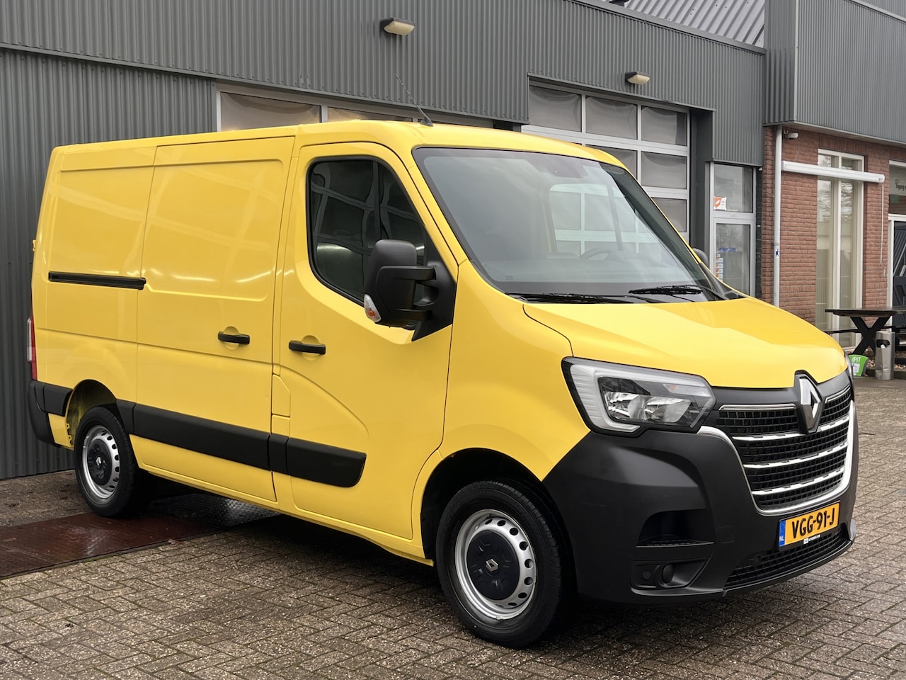 Renault Master - T28 2.3 dCi 135 L1H1 Airco Cruise controle Trekhaak 2500kg trekgewicht Achteruitrijcamera - AutoWereld.nl