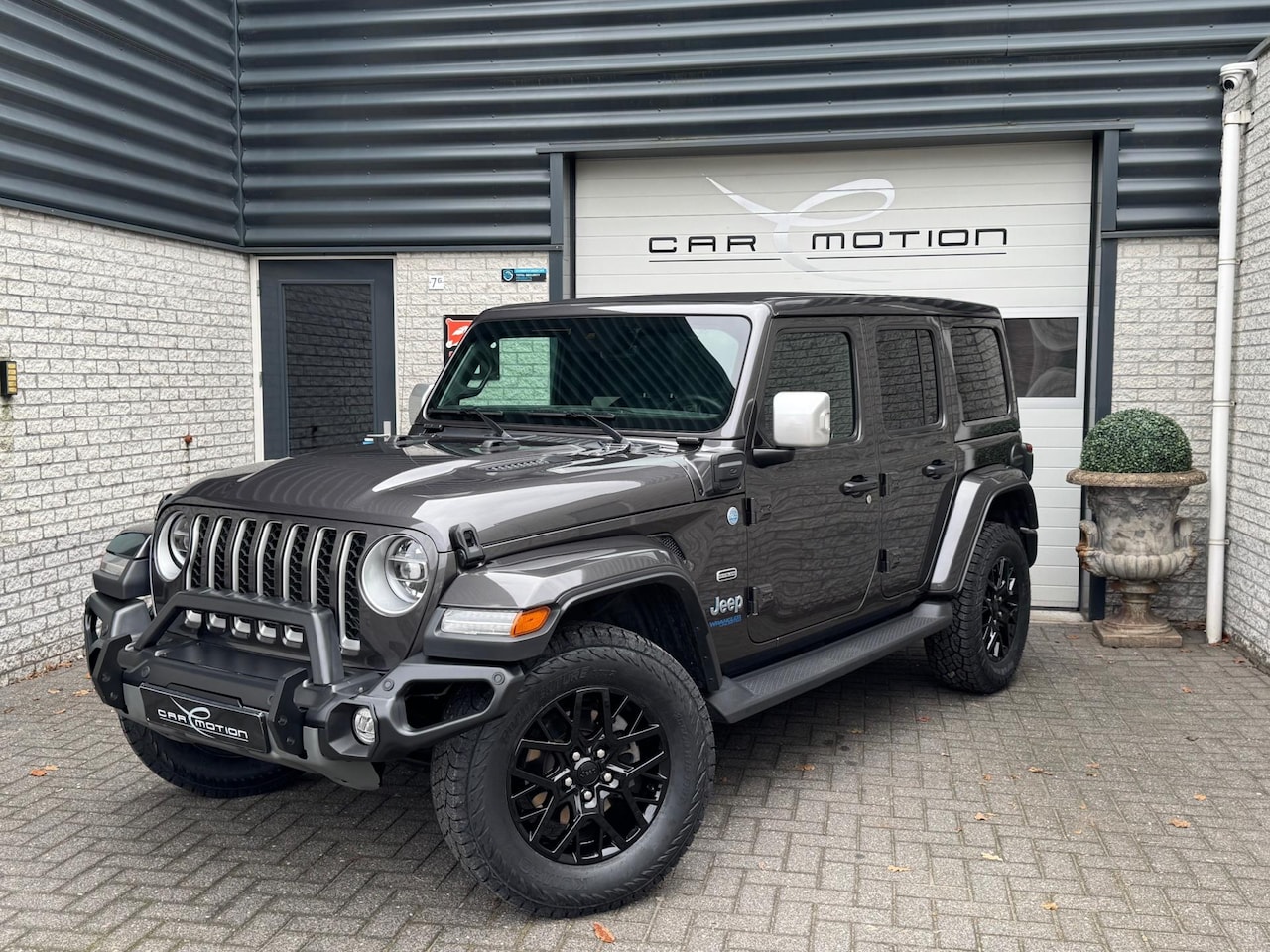 Jeep Wrangler Unlimited - 4xe 380 Venator bumper Sky One Touch dak - AutoWereld.nl