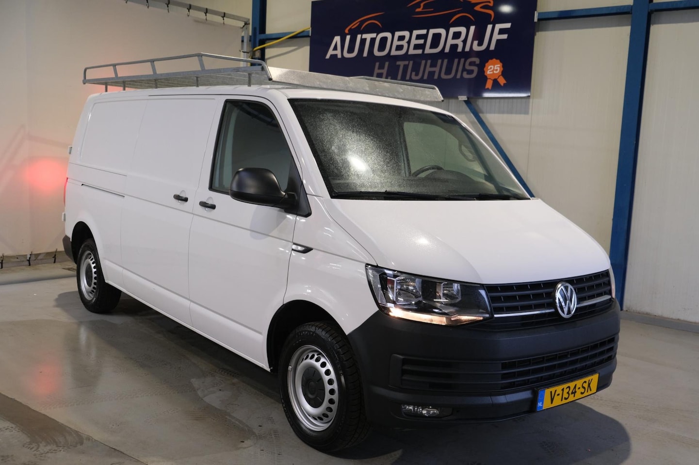 Volkswagen Transporter - 2.0 TDI 150pk L2H1 - N.A.P. Airco, Cruise, PDC, Navi, Trekhaak. - AutoWereld.nl