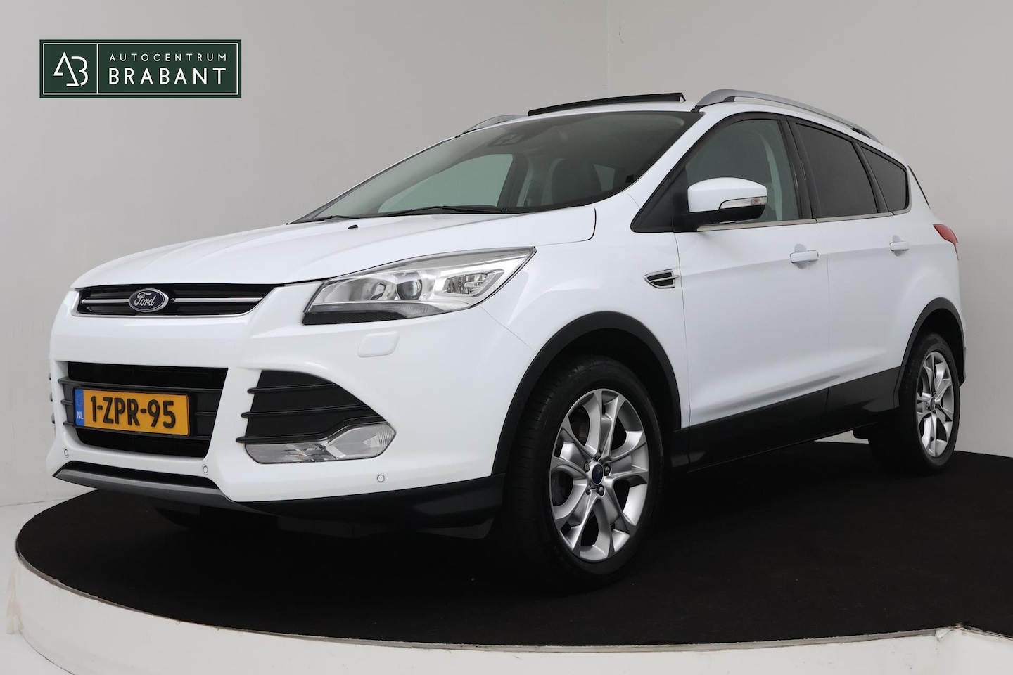 Ford Kuga - 1.5 Titanium (PANORAMADAK, CAMERA, NAVIGATIE, STOELVERWARMING, CRUISE, CLIMATE, NL-AUTO) - AutoWereld.nl