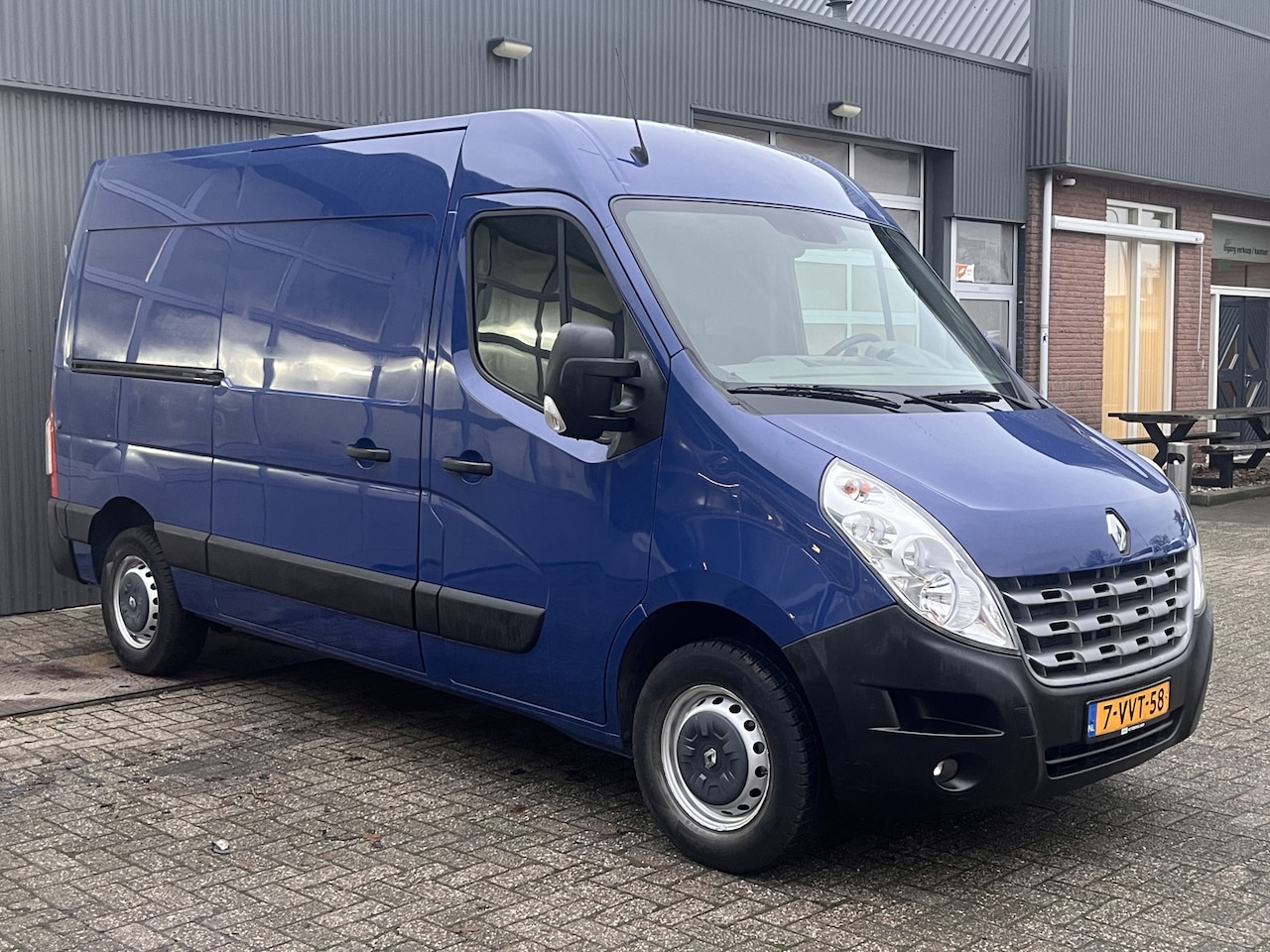 Renault Master - T35 2.3 dCi L2H2 Airco Cruise controle Trekhaak 2500kg trekgewicht Schuifdeur 3-Persoons E - AutoWereld.nl