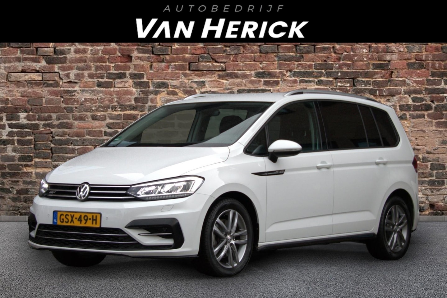 Volkswagen Touran - 1.5 TSI R-line 7-Persoons Automaat | ACC | Navi | Clima | LED - AutoWereld.nl