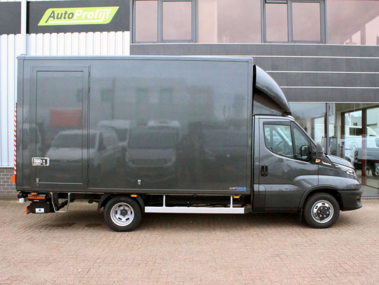 Iveco Daily - 35C18HA8 3.0 410 Bakwagen Aut. Laadklep Grijs Nieuw - AutoWereld.nl