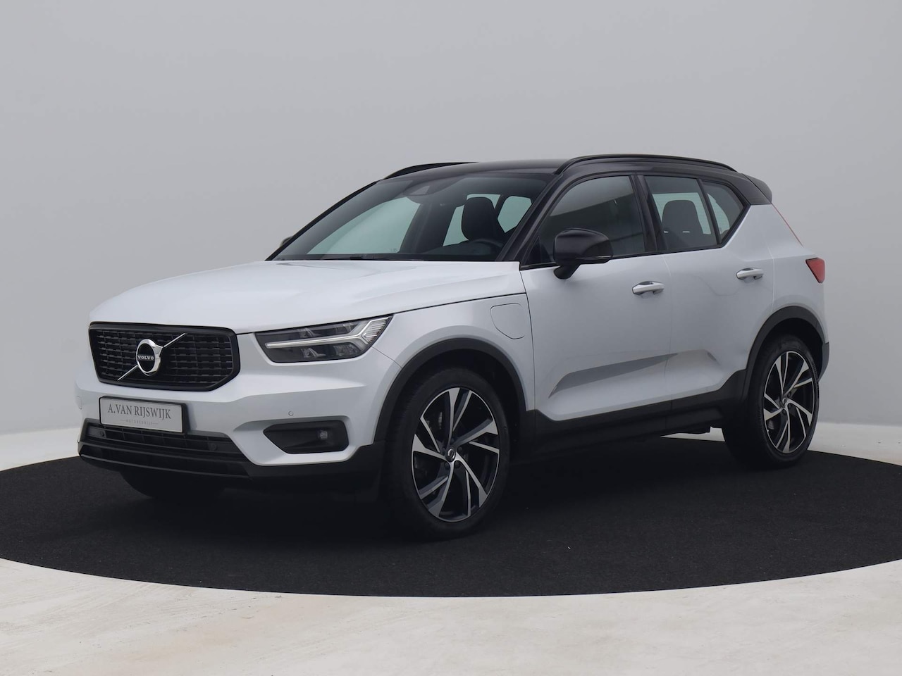 Volvo XC40 - 1.5 T5 Recharge R-Design | CAMERA | KEYLESS | STOEL- EN STUURVERW. - AutoWereld.nl