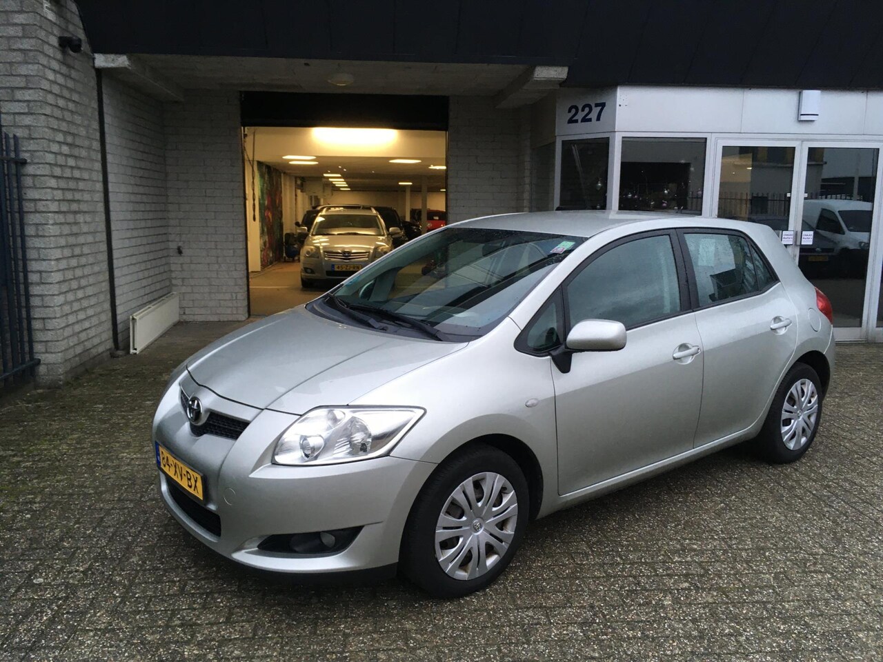 Toyota Auris - 1.6-16V Sol Business / CLIMA / CRUISE / FULL MAP NAVI / APK 2025 / 5 DEUREN - AutoWereld.nl