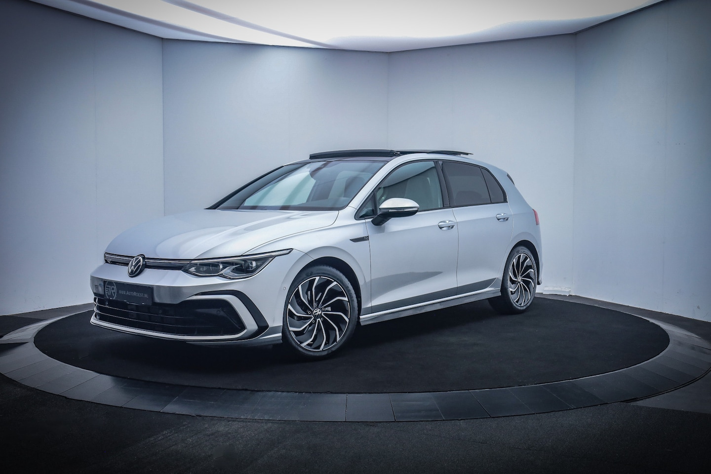 Volkswagen Golf - 1.5eTSI R-Line Business PANO/IQ LIGHT/CAMERA/CARPLAY/STUUR+STOELVERW./BLINDSPOT/ELEK TREKH - AutoWereld.nl