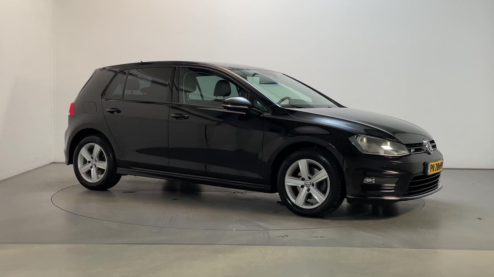 Volkswagen Golf - 1.6 TDI Business Edition R Connected Navigatie Parkeersensoren Leder-Stof - AutoWereld.nl