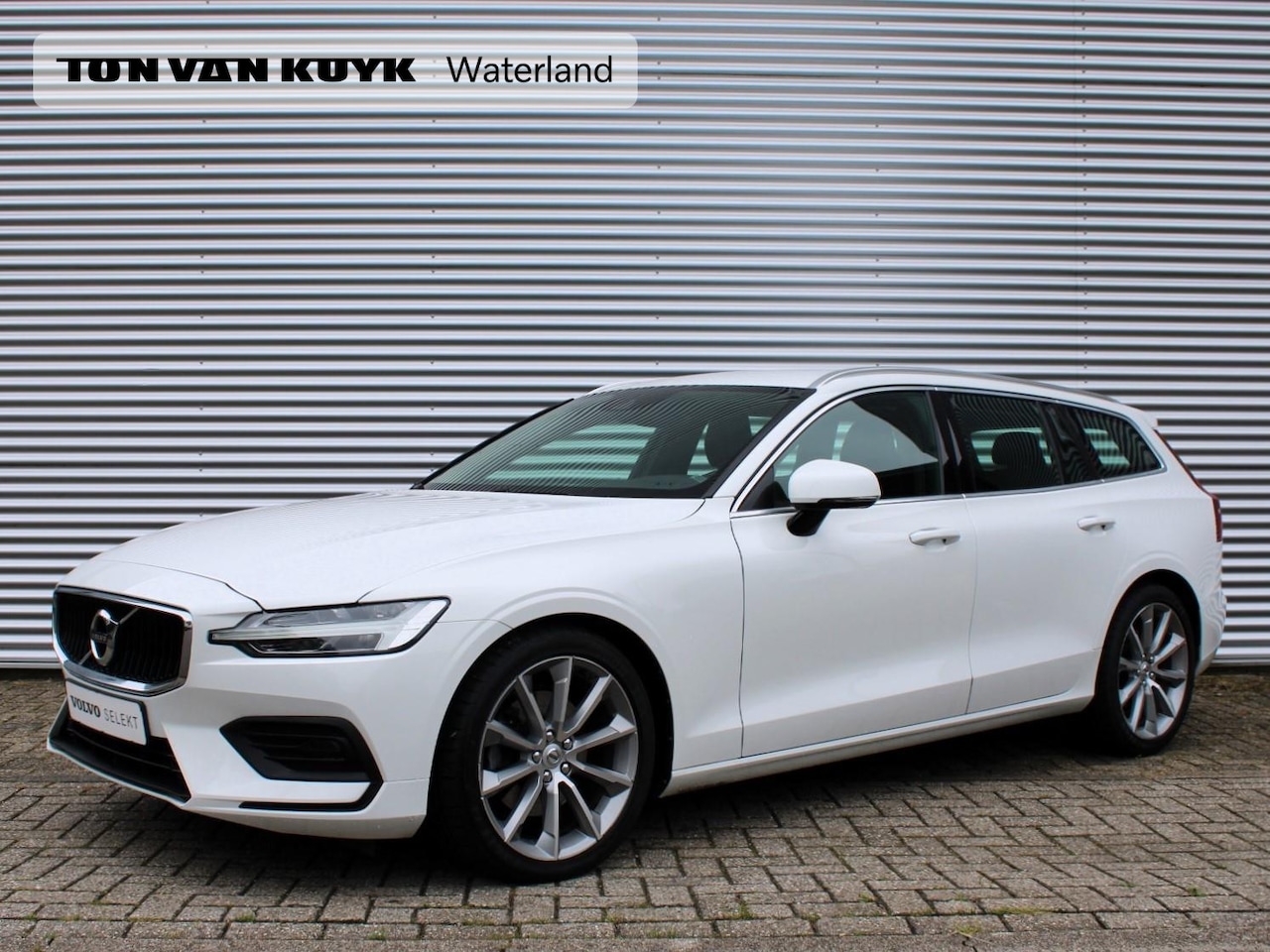 Volvo V60 - 2.0 T4 Momentum Pro Automaat / Adaptieve cruise Control / DAB / 19" velgen / CTA / BLISS - AutoWereld.nl