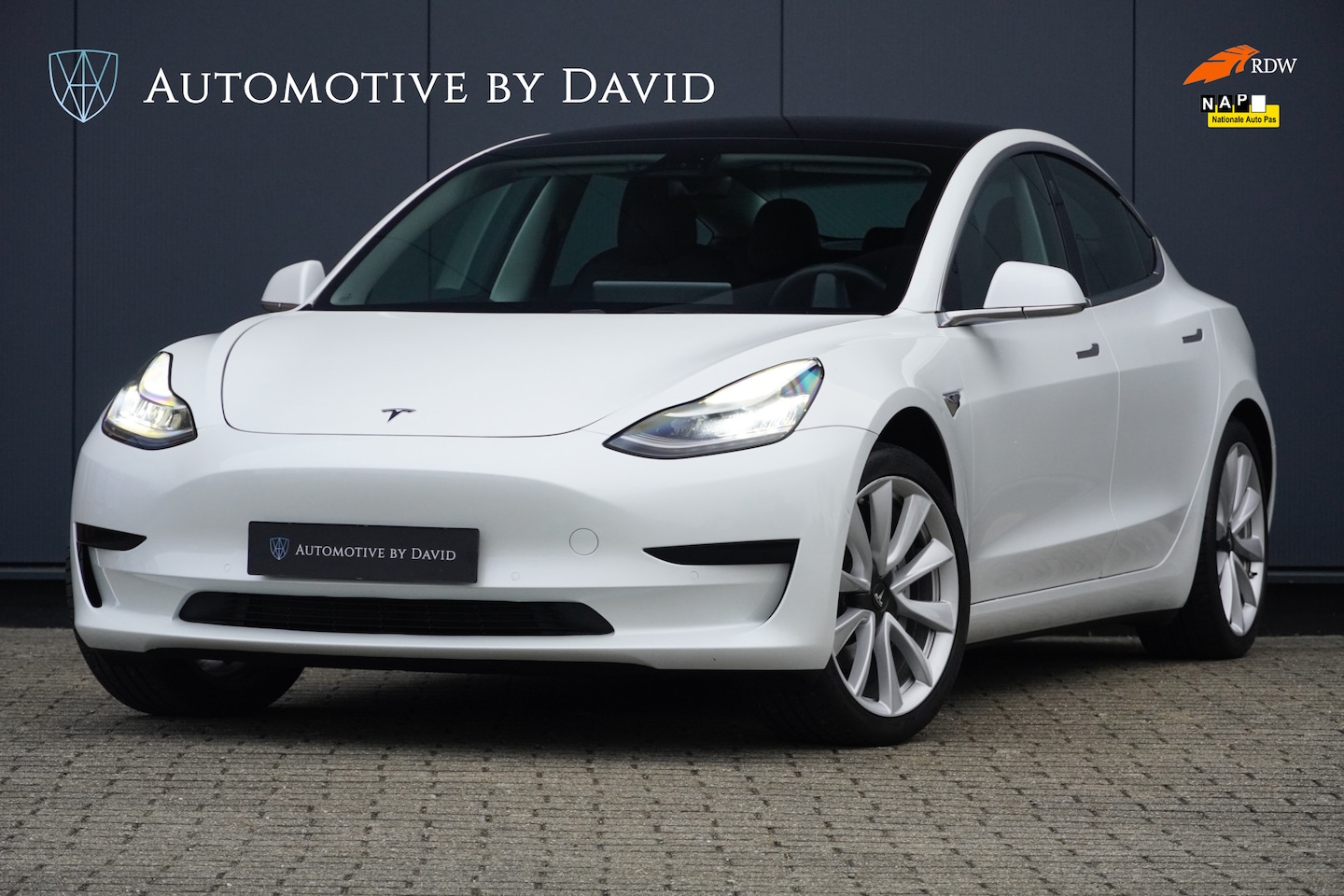 Tesla Model 3 - Standard RWD Plus 60 kWh 283 pk TREKHAAK / AUTOMAAT / 19 INCH LMV / AUTOPILOT / PANORAMADA - AutoWereld.nl