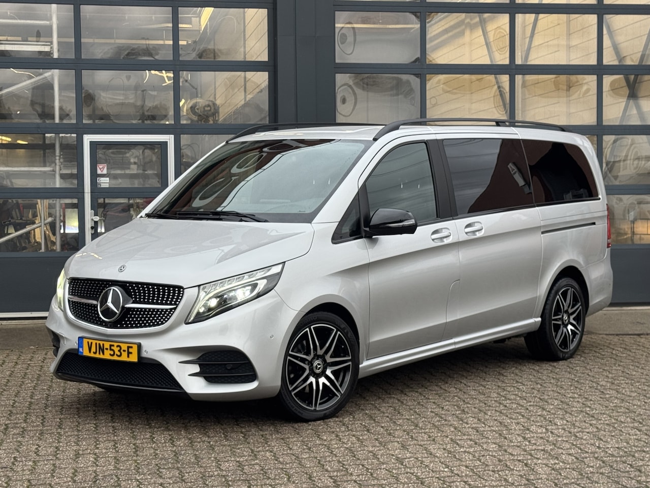 Mercedes-Benz V-klasse - 300d AMG L Avantgarde Edition | Enkele Cabine | 360° Camera, Distronic - AutoWereld.nl