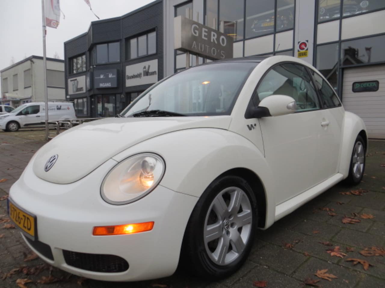 Volkswagen New Beetle - 2.5 5 cylinder automaat 150 pk schuifdak ,leder,automaat ,lmv - AutoWereld.nl