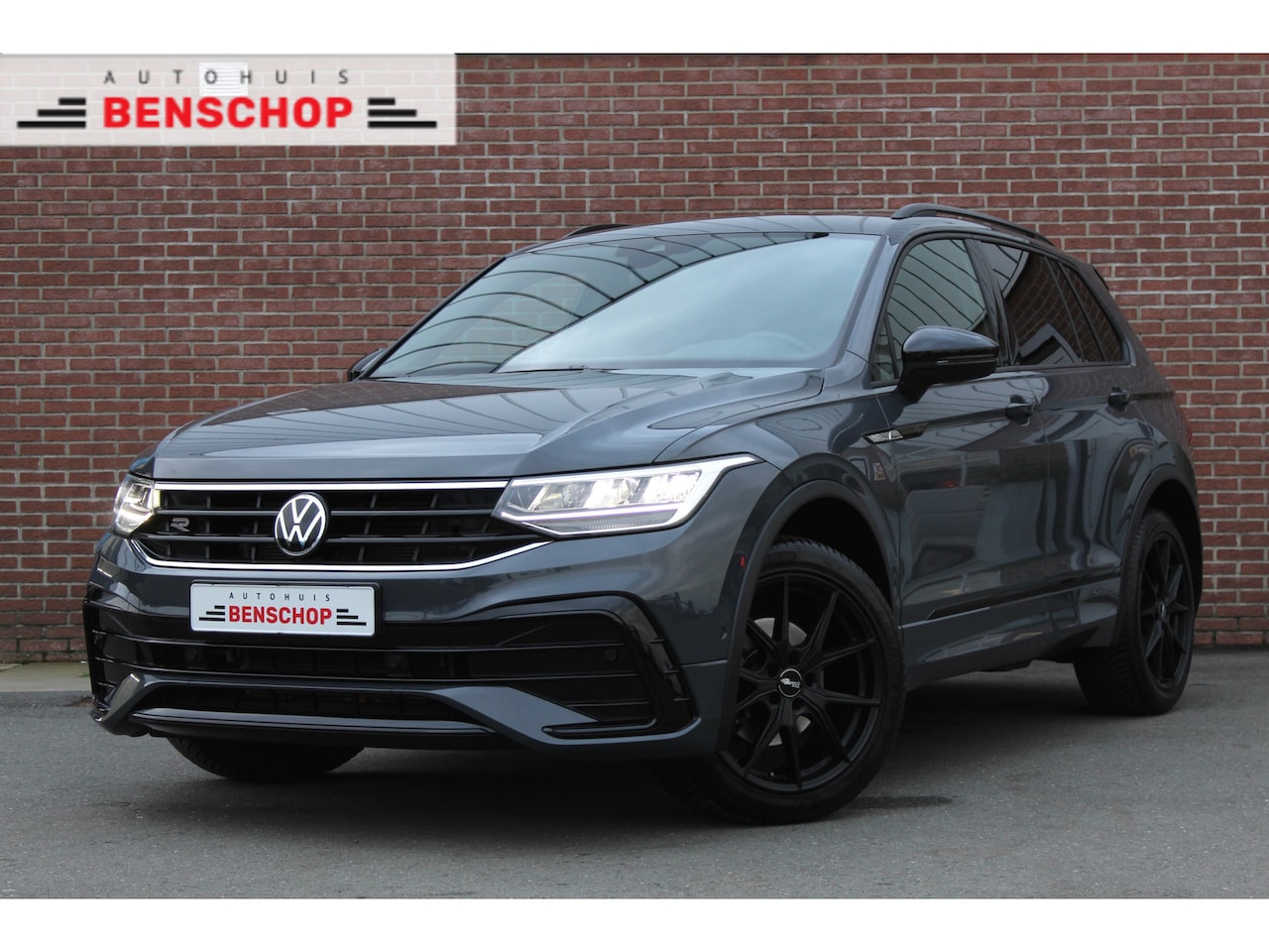 Volkswagen Tiguan - 1.5 150PK DSG R-Line |ELEK.TREKHAAK|LED-MATRIX|PANO| - AutoWereld.nl