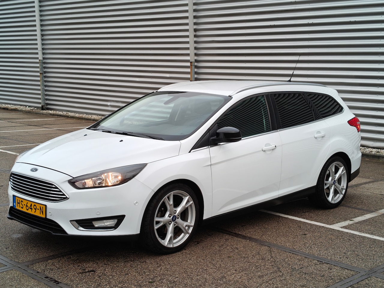 Ford Focus Wagon - 1.0 Titanium Edition - AutoWereld.nl