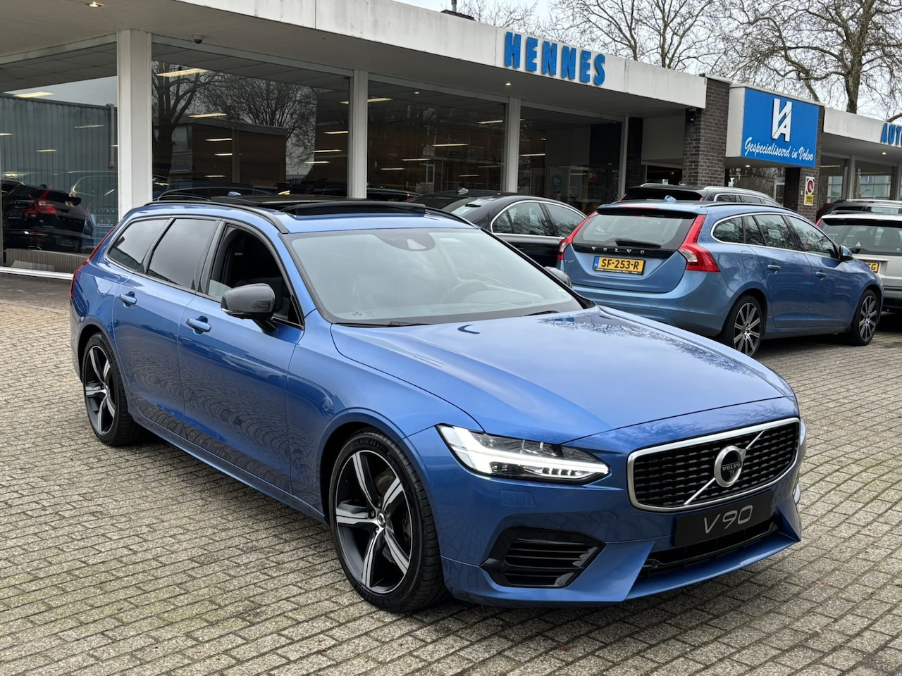 Volvo V90 - T8 AWD R-Design Head Up Luchtvering MASSAGE Keyless - AutoWereld.nl