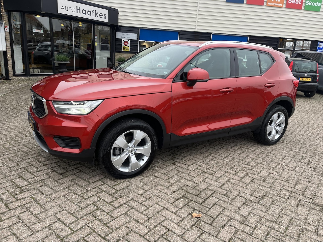 Volvo XC40 - 1.5 T3 Momentum Pro Deels leer, stoelen met zitvlak verst., navi, Cruise controle, PDC etc - AutoWereld.nl