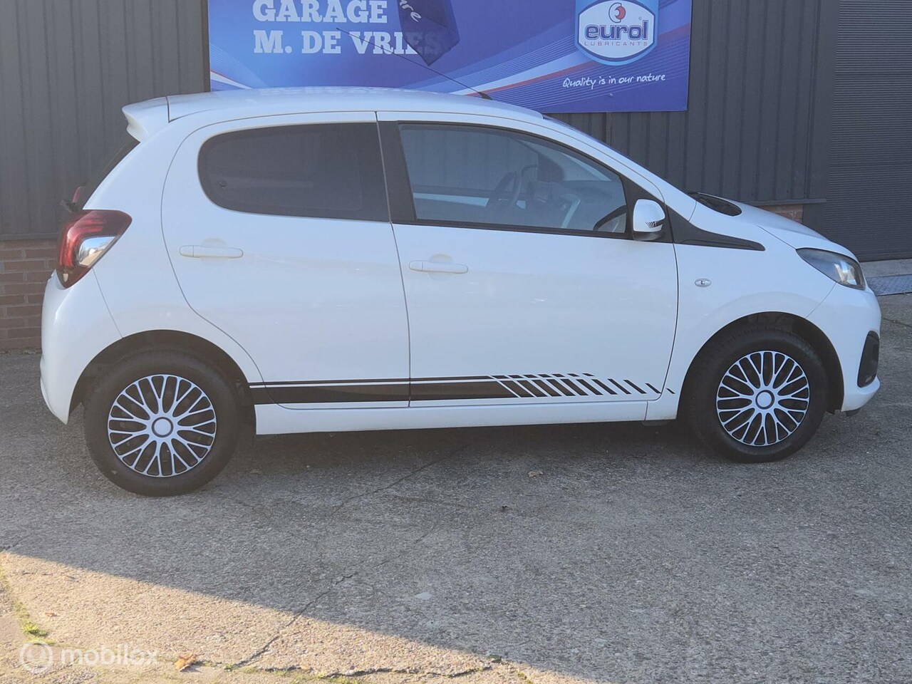 Peugeot 108 - 1.0 e-VTi Active 1.0 e-VTi Active,5 drs airco, black and White. - AutoWereld.nl