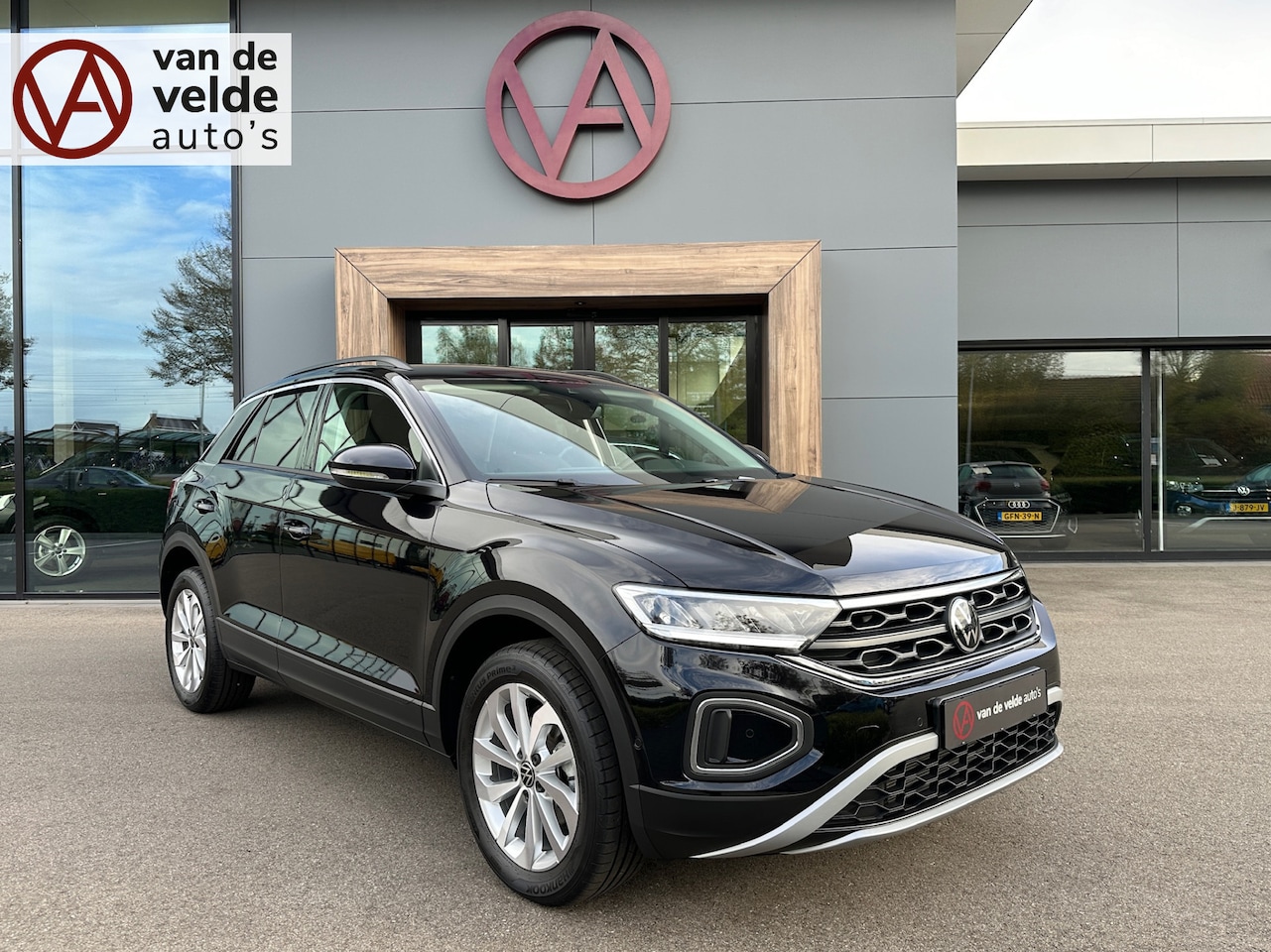 Volkswagen T-Roc - 1.5 TSI 150pk DSG Life Edition | Camera | Keyless | Led | Rijklaar incl. garantie - AutoWereld.nl