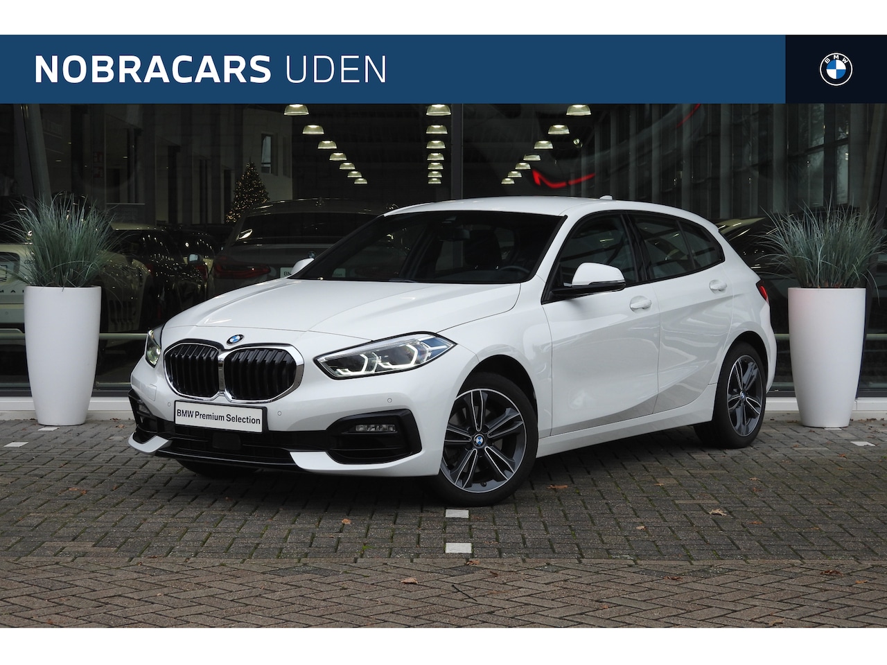 BMW 1-serie - 118i Executive Sport Line Automaat / Sportstoelen / LED / Cruise Control / PDC / Live Cock - AutoWereld.nl