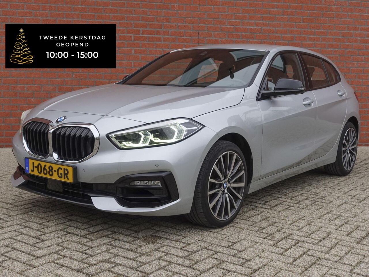 BMW 1-serie - 118i High Executive DEMO! Navigatie Carplay Camera Parkeersensoren Adaptive Cruise Control - AutoWereld.nl