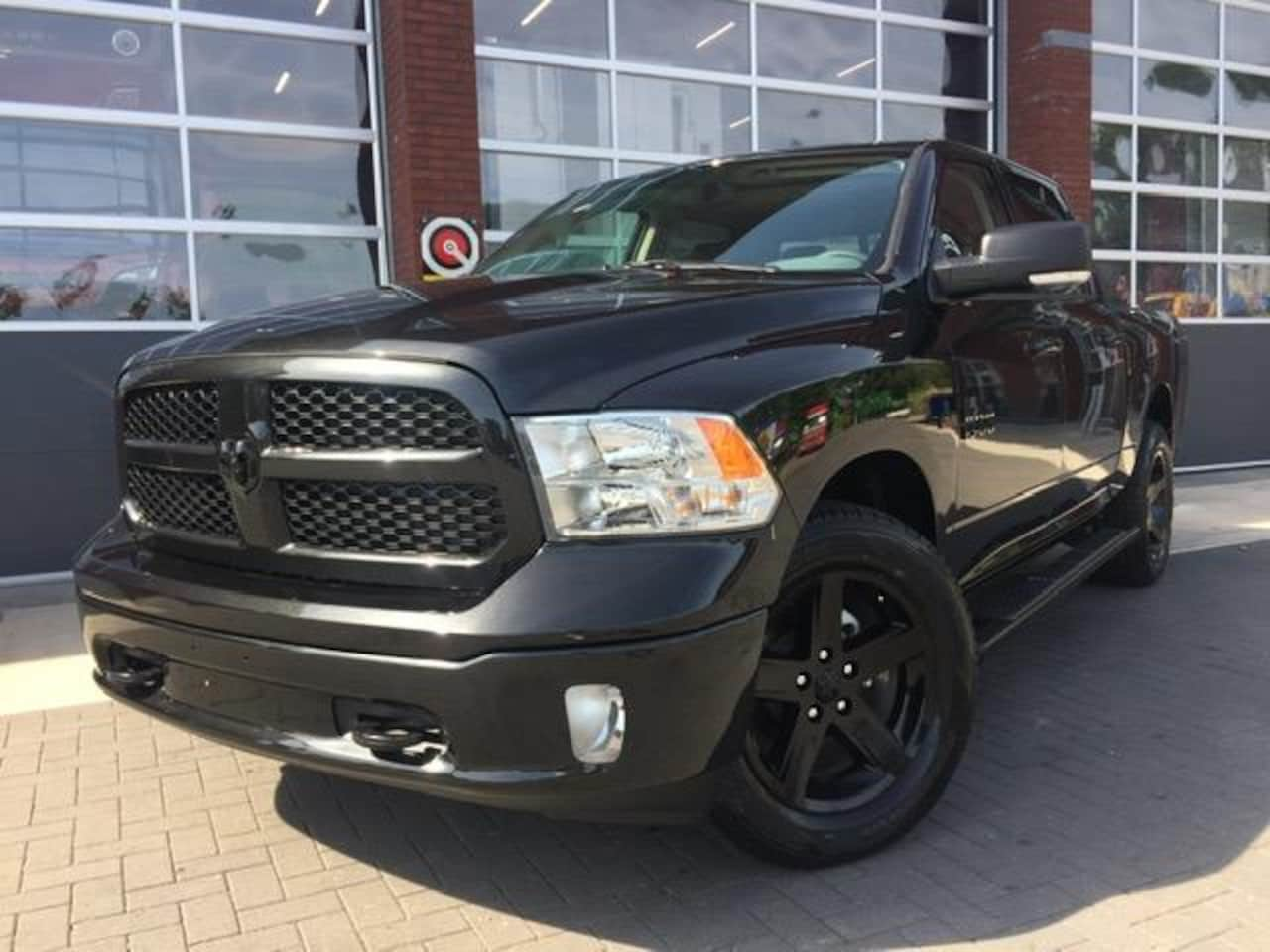 Dodge Ram 1500 - 5.7 V8 Crew Cab 5'7 Black Dominator Edition - AutoWereld.nl