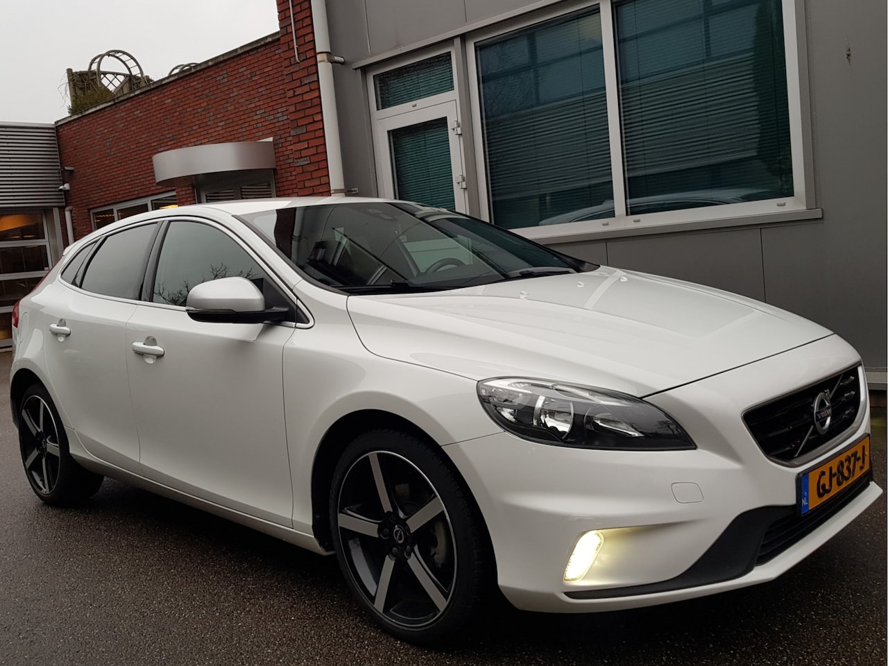 Volvo V40 - D2 2.0 R Design Navi 18"Vlg 1/2 Leder Ecc - AutoWereld.nl