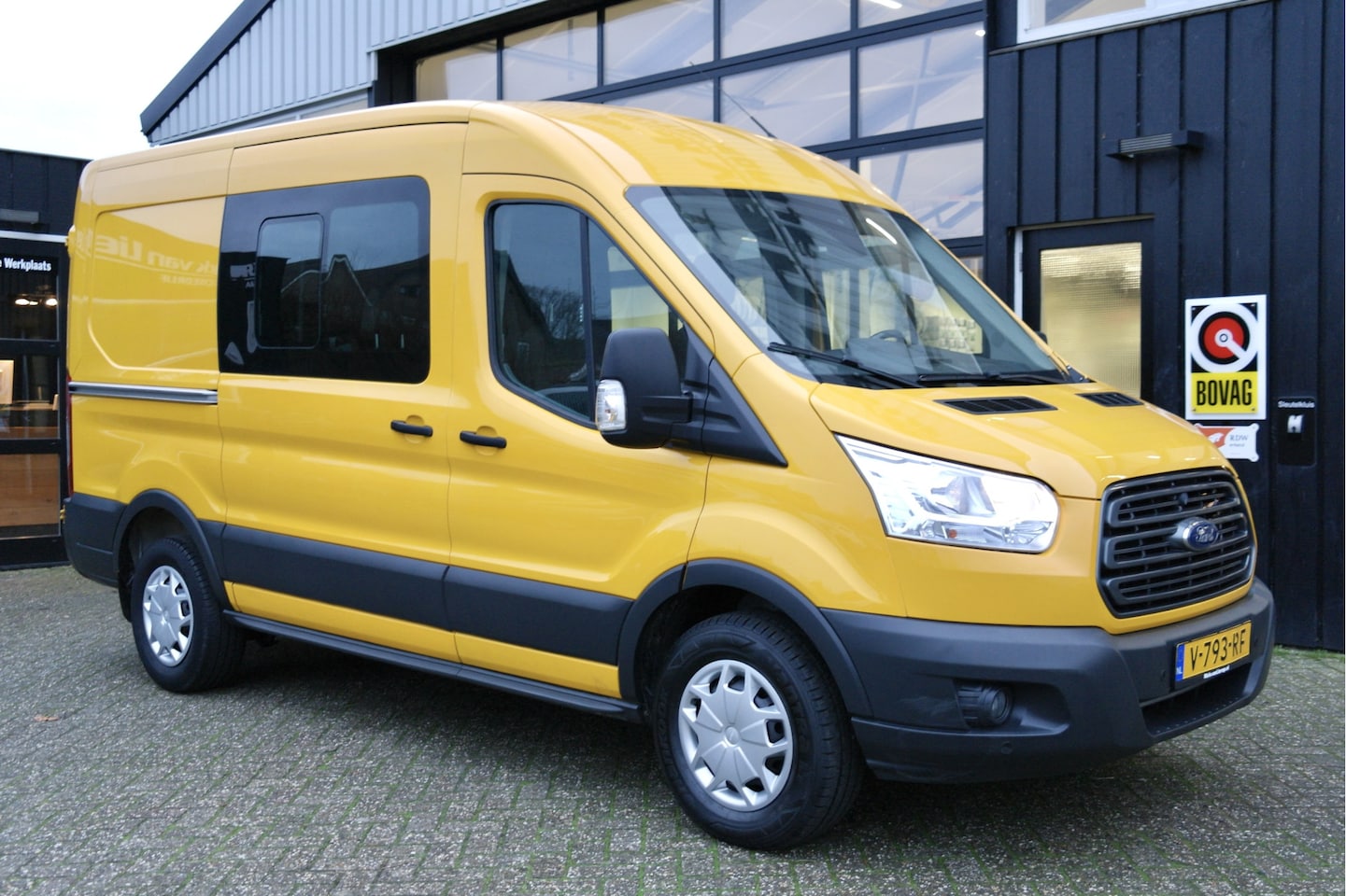 Ford Transit - 330 2.0 TDCI L2H2 DC Trend | NL-Auto | Lage KM | Trekhaak - AutoWereld.nl