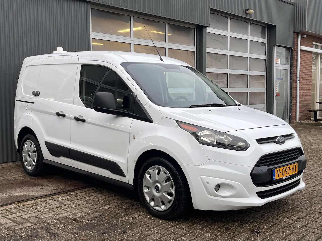 Ford Transit Connect - 1.5 TDCI L1 Airco Kastinrichting Schuifdeur Parkeersensoren voor en achter Telefoonverbind - AutoWereld.nl