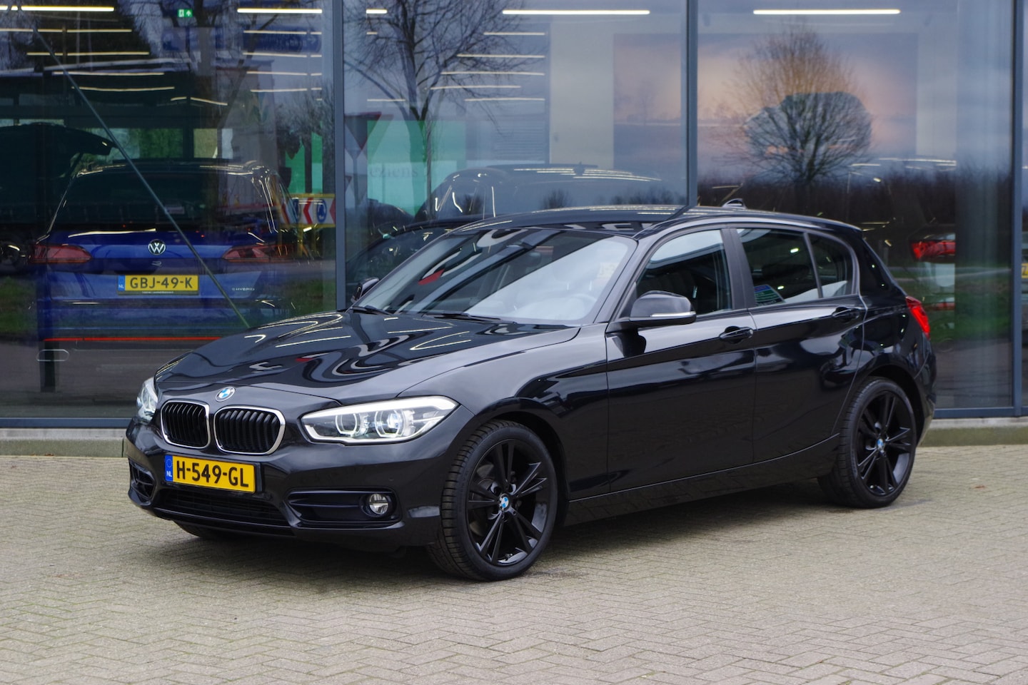 BMW 1-serie - 118i 136 PK Automaat Executive, Xenon, Navigatie, Sportstoelen, 18" LM - AutoWereld.nl